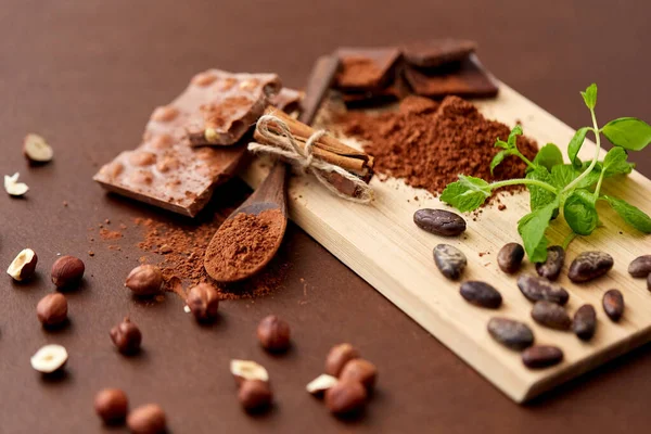 Coklat dengan kacang, biji coklat dan kayu manis — Stok Foto