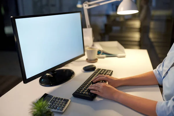 Femme d'affaires travaillant sur ordinateur au bureau de nuit — Photo