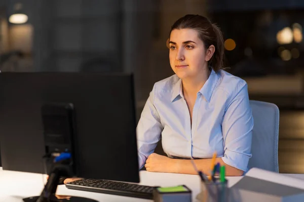 Mujer de negocios que trabaja en la computadora en la oficina nocturna — Foto de Stock