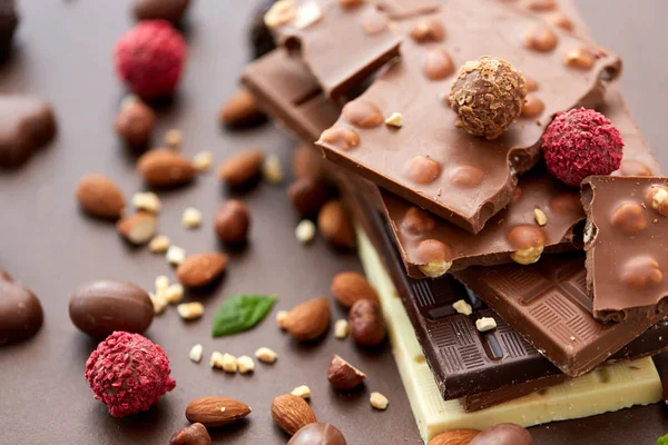 Menutup dari coklat yang berbeda, permen dan kacang-kacangan — Stok Foto