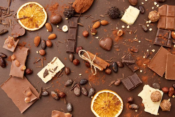 코코아 열매, 초콜릿, 견과류, 계피 스틱 — 스톡 사진