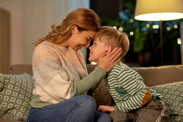 Happy smiling mother and son at home — ストック写真