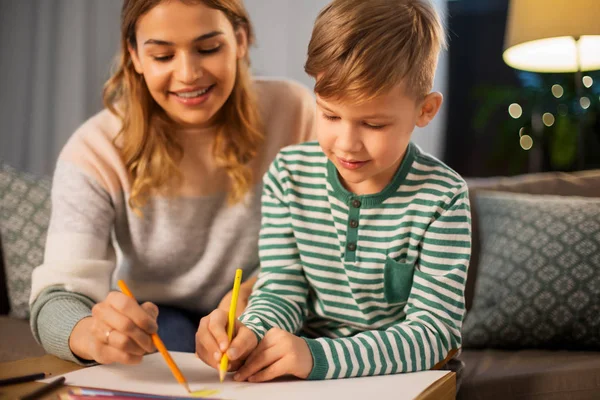 Mother and son with pencils drawing at home — Stock Photo, Image