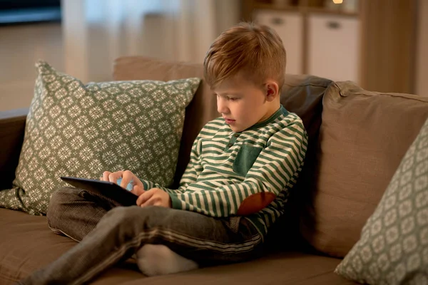 Χαρούμενο μικρό αγόρι με tablet υπολογιστή στο σπίτι — Φωτογραφία Αρχείου
