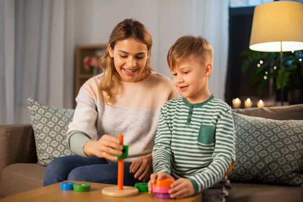 母親と息子はおもちゃのピラミッドで遊んでいます — ストック写真