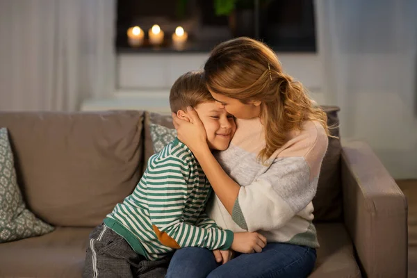 Happy smiling mother and son hugging at home — Stock Fotó