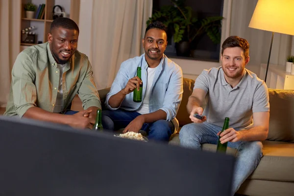 Felizes amigos do sexo masculino com cerveja assistindo tv em casa — Fotografia de Stock