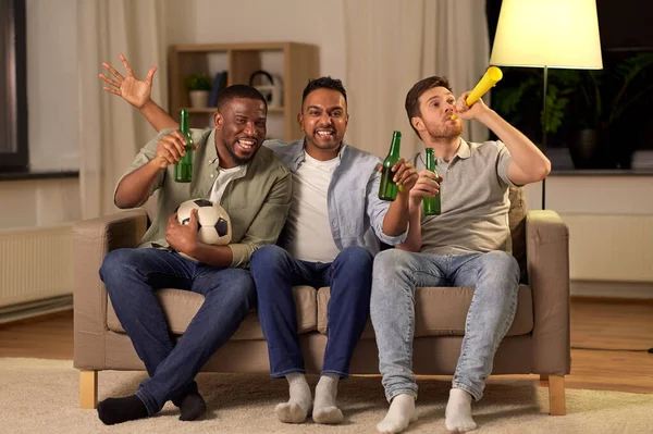 Amigos ou fãs de futebol com bola e cerveja em casa — Fotografia de Stock