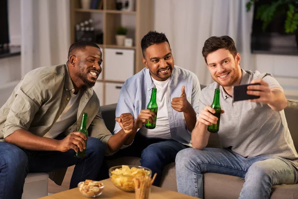 Männer mit Smartphone machen Selfie zu Hause — Stockfoto