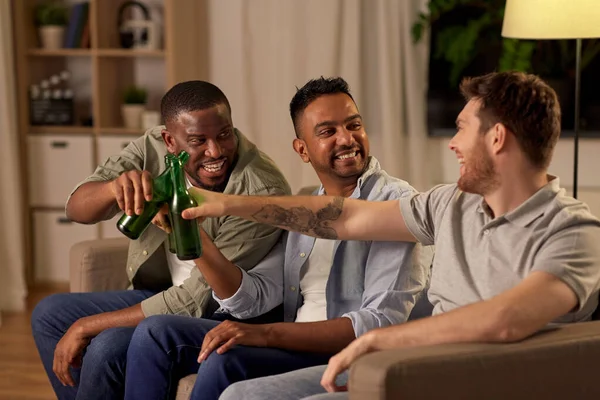 Glückliche männliche Freunde, die nachts zu Hause Bier trinken — Stockfoto