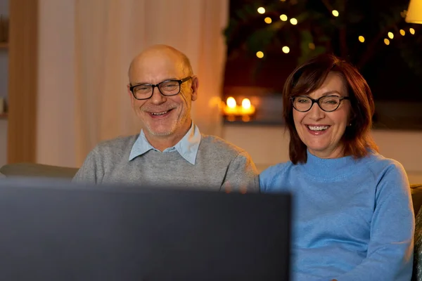 Heureux couple de personnes âgées regarder la télévision à la maison — Photo