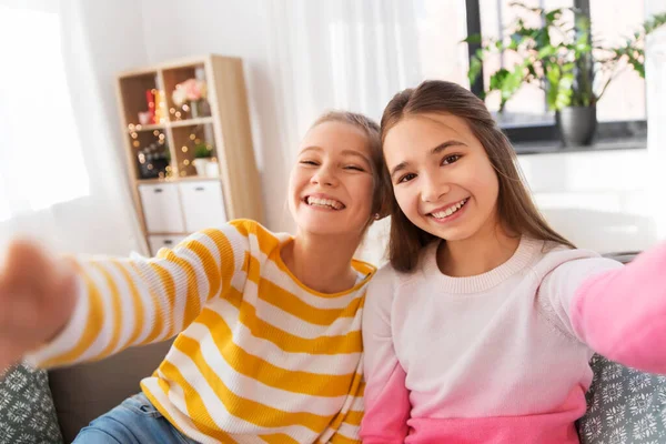 Šťastný dospívající dívky přičemž selfie doma — Stock fotografie