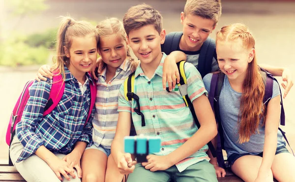 Felici studenti delle scuole elementari che si fanno selfie — Foto Stock