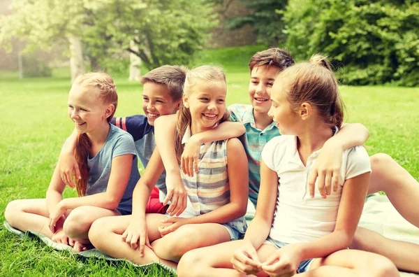 Grupo de niños felices o amigos al aire libre — Foto de Stock