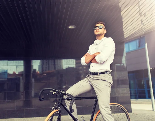 Man met fiets en koptelefoon op stad straat — Stockfoto
