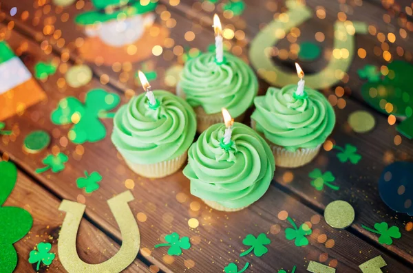 Green cupcakes and st patricks day party props — Stock Photo, Image