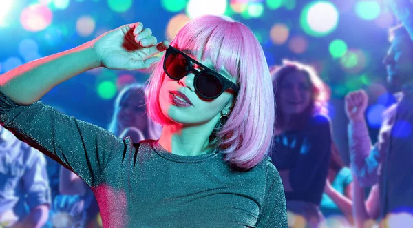 Mujer con peluca rosa y gafas de sol en el club nocturno — Foto de Stock