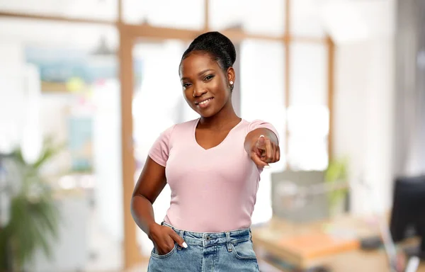 Afrikai-amerikai nő ujját az Ön — Stock Fotó