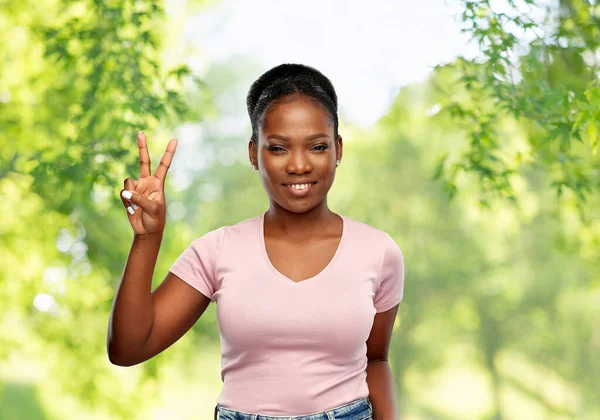 Boldog afrikai-amerikai nő, mutatja a béke — Stock Fotó