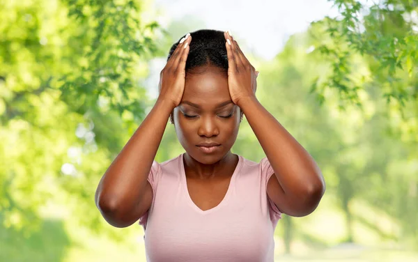 Mujer afroamericana que sufre de dolor de cabeza — Foto de Stock