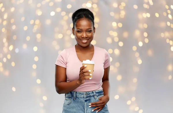 Mujer afroamericana feliz bebiendo café — Foto de Stock