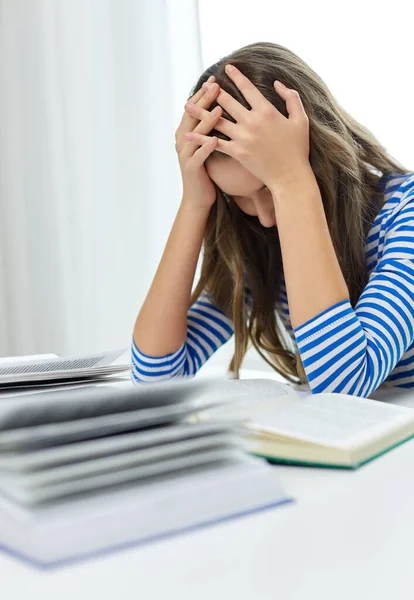 Zestresowana studentka z książkami uczącymi się w domu — Zdjęcie stockowe