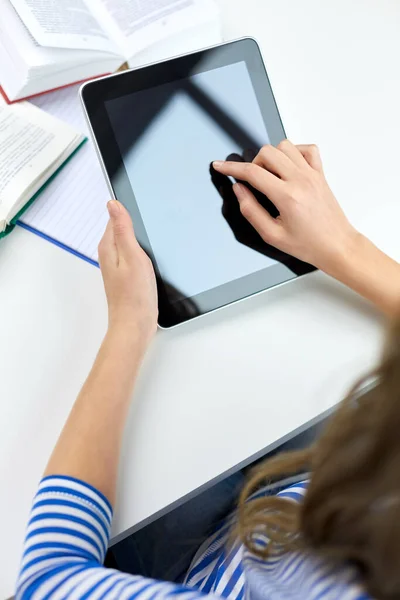 Студентська дівчина використовує планшетний комп'ютер вдома — стокове фото