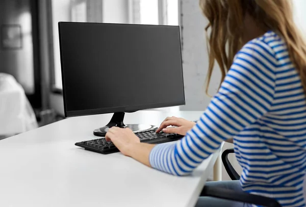 Close up of teenage girl with computer at home — Stock Photo, Image