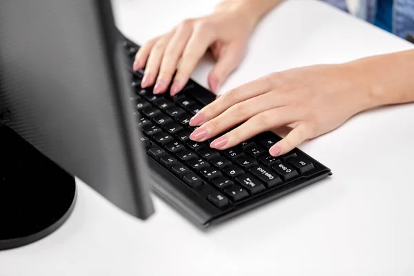 Kvinnliga händer skriva på dator tangentbord — Stockfoto