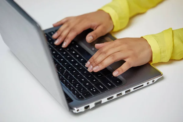 African american student girl typing on laptop — Stock Photo, Image