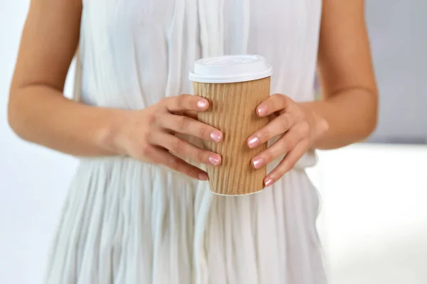Close up de mulher segurando taça de café takeaway — Fotografia de Stock