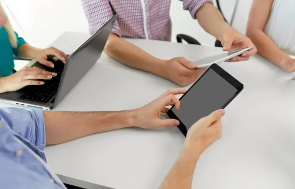 Groep van middelbare scholieren met tablet pc — Stockfoto