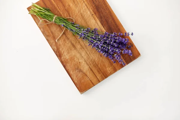 Ramo de flores de lavanda en tablero de madera —  Fotos de Stock