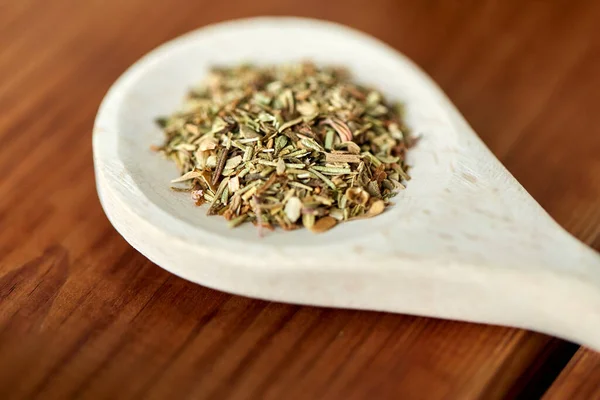 Close up of dry spices on wooden spoon — Stockfoto