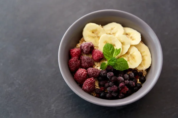 Сніданок з ягодами, бананом та м'ятою — стокове фото