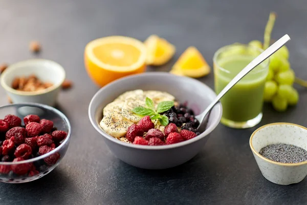 Mic dejun de cereale cu fructe de padure, banane si linguri — Fotografie, imagine de stoc