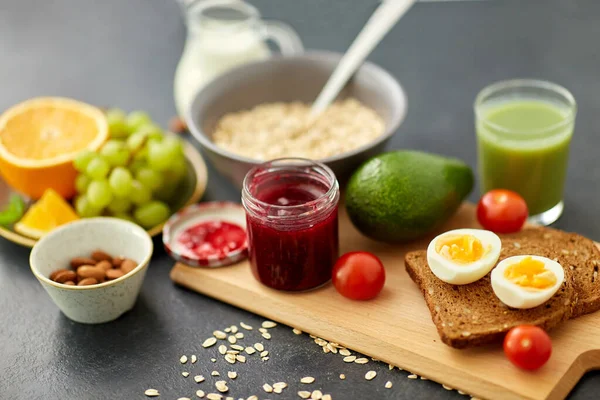 Selai, roti panggang, telur, alpukat, tomat ceri — Stok Foto