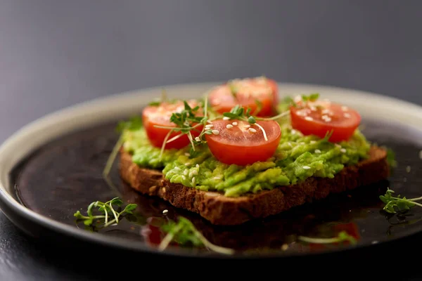 Toast bread with mashed avocado and cherry tomato — Stock Photo, Image