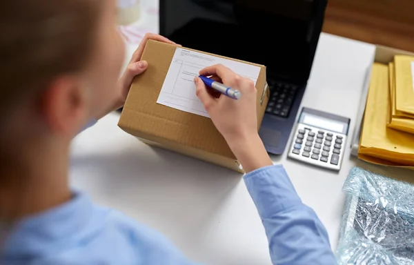 Gros plan de la femme remplissant le formulaire postal au bureau — Photo