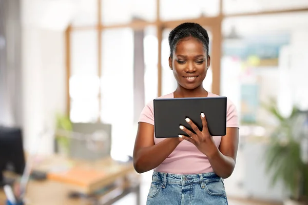 Afroamerikanska kvinna med TabletPC på kontoret Royaltyfria Stockbilder