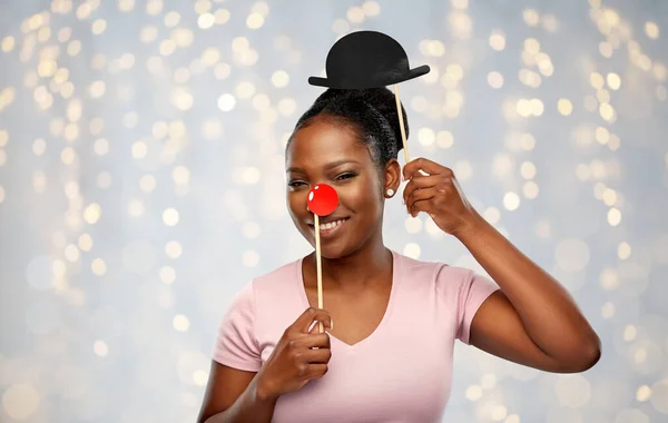 Mulher americana africana feliz com nariz de palhaço vermelho Imagens De Bancos De Imagens