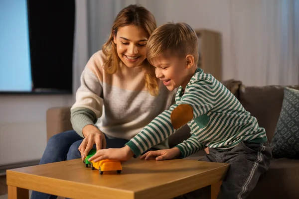 Moeder en zoon spelen met speelgoed auto 's thuis — Stockfoto