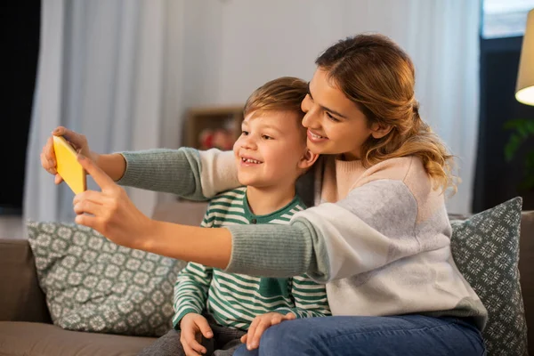 Moeder en zoon nemen selfie door smartphone thuis — Stockfoto