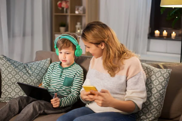 Matka a syn pomocí gadgets doma — Stock fotografie