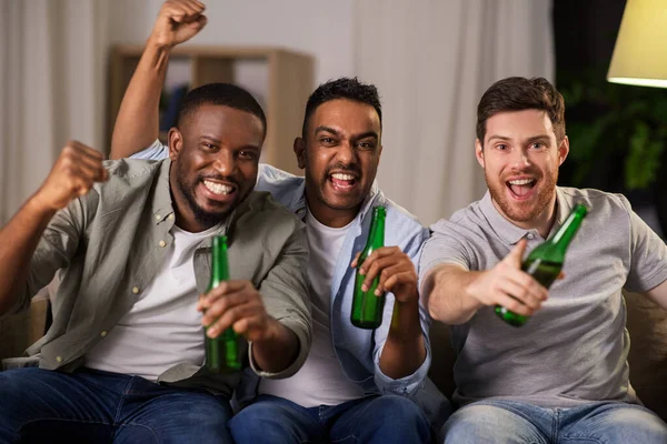 Amigos homens felizes ou fãs bebendo cerveja em casa — Fotografia de Stock