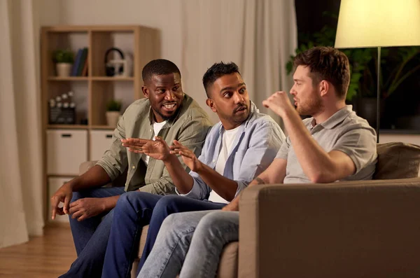 Homens amigos conversando em casa — Fotografia de Stock