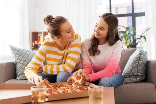 행복 한 십 대 소녀들이 집에서 테이크 웨이 피자를 먹는 모습 — 스톡 사진