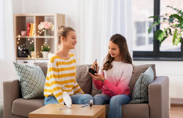 Meninas adolescentes felizes fazendo maquiagem em casa — Fotografia de Stock