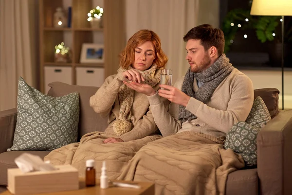 Couple malade prenant des médicaments à la maison — Photo