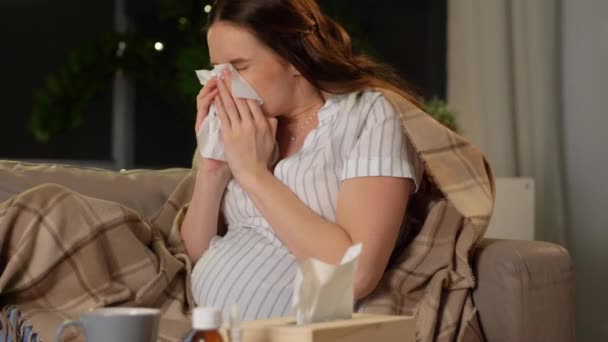 Mulher grávida doente assoprando nariz em casa — Vídeo de Stock